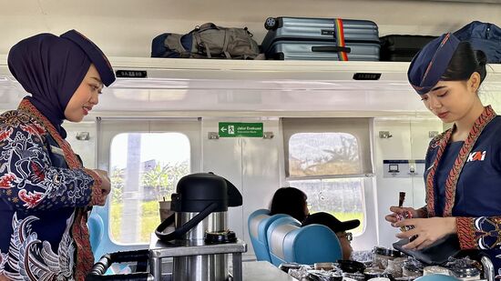 Bordservice…die sind nicht nur hübsch sondern auch stets gut gelaunt und sehr, sehr freundlich…