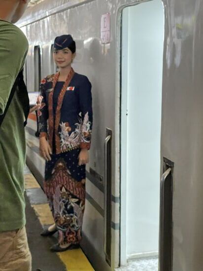 So hübsch sieht hier das indonesische Zugpersonal aus…