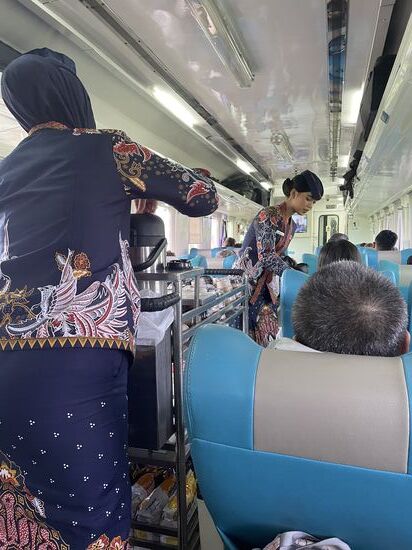 Es gibt Cappuchino, Kaffee und einige kleine Speisen. Wir freuen uns schon die ganze Zeit auf…