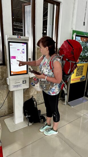 Das Ticket haben wir schon gestern gekauft, hier ziehen wir es uns wieder am Automaten