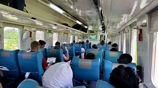 …ein paar Holländer sitzen hier noch und ich glaube einige aus Südkorea.
Ich kann sie von den Chinesen unterscheiden, weil sie ruhiger sind—die Chinesen sind immer sehr quirlig…