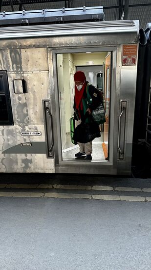 Pünktlich um 16.30 Uhr kommen wir in Surabaya an. Um zum Ausgang zu kommen, müssen wir durch die anderen Züge, die vor unserem Gleis stehen, hindurchgehen… sowas Gibts nur hier…