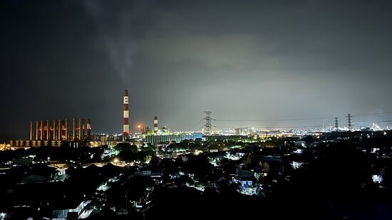 Ein Foto von Gresik -von der Sky-View-Terrasse des Hotels, die aber „out of Order“ ist,,