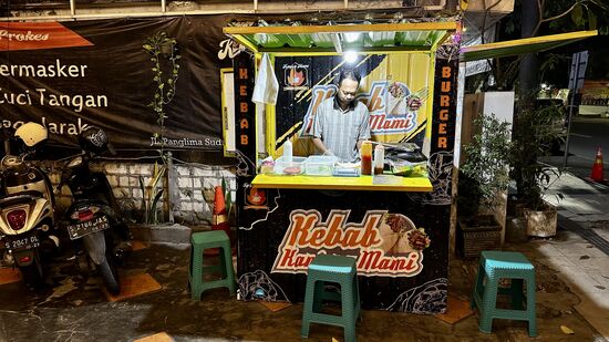 Wir beschließen es zu probieren…..So essen wir jeder 2 kleine Döner-Rollen, die dank Kohl mit Majo und Ketchup auch genießbar sind!