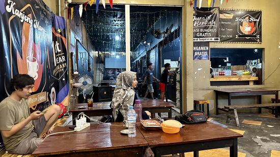 Schließlich landen wir in einer Art Disco mit diesem Verkaufs-Vorraum. Von hinten ertönt laute Musik—Jugendliche gehen ein und aus—auch hier werden wir gefragt, was wir denn suchen.
Etwas zu essen? Unverständnis….sie zeigen in die andere Richtung—es gibt SO viel, aber wir haben keine Lust mehr…der junge Mann zeigt auf seinen „Döner“-Stand….