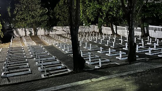 Ein wohlgeordneter Friedhof—regelrecht ein Lichtblick in diesem Wirrwarr von Läden und Verkaufsständen