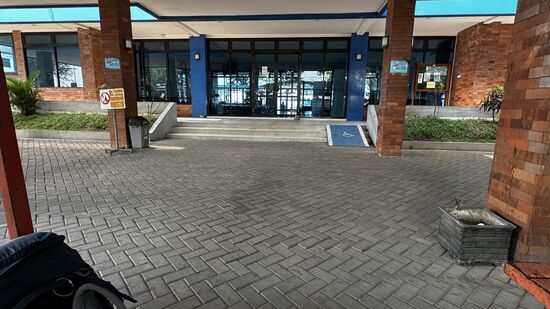 Da sind wir am Ferry-Terminal, der aber noch geschlossen ist-