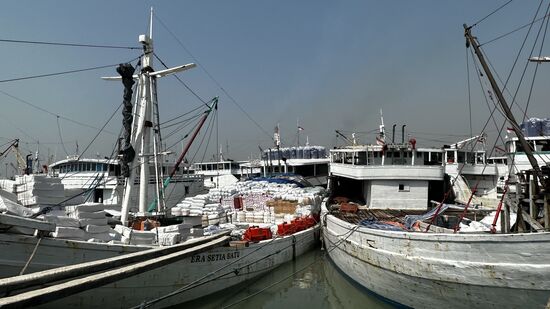 Hier wird noch sehr viel per Hand verladen.