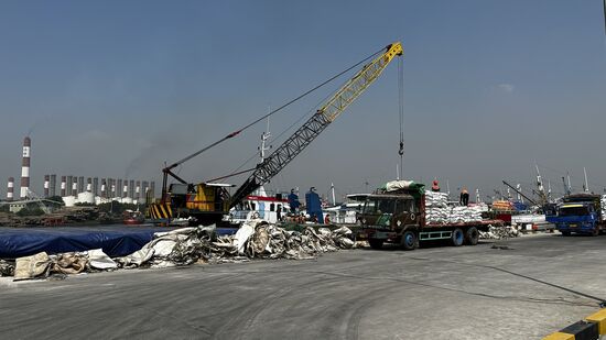 Hier wird Düngemittel verladen. Zunächst werden die Säcke mit dem Kran vom LKW gehoben ….