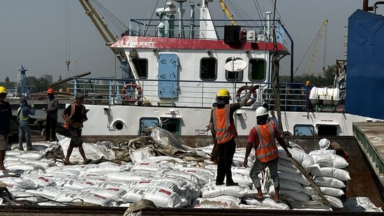 … und auf dem Schiff werden sie alle von Hand abgepackt und verstaut.
