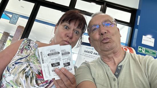 Gegen 11 Uhr ist jemand am Schalter, der uns die Tickets bringt