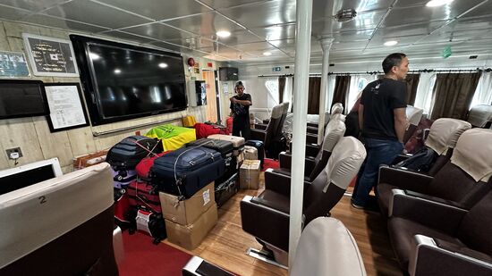 Vorn wird das Gepäck gestapelt…