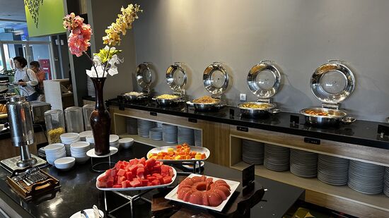 Das Frühstücksbuffet ist wirklich sehr gut, auch wenn das Hotel insgesamt einem indonesischen Standard entspricht.