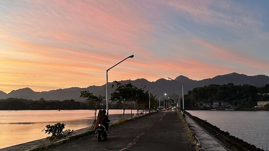 Und immer wieder wird uns zugewunken …das „Hallo Mister..!“ ertönt, die Bike-Fahrer verrenken sich die Köpfe und winken und lachen uns an…
