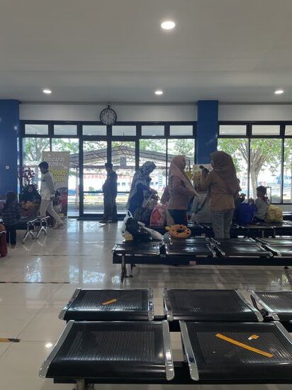 In der klimatisierten Wartehalle - noch ist Zeit bis zum Auslaufen der Fähre