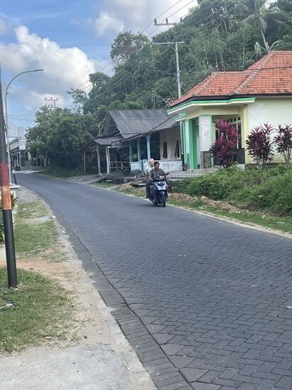 Die beiden machen eine Probefahrt, noch ist wenig los auf der Straße..