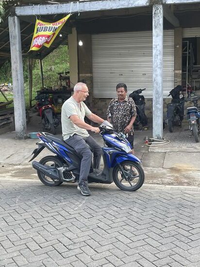 Mr. Haris ist hier der Mann für alles. Immer wenn ich bei „Yana“ einen Wunsch äußere, wird Mr. Haris geschickt. Bei den Indojunkies von Facebook habe ich einen Bericht von 2018 gelesen von 2 jungen Backpackern, die hier waren. Aus diesem Bericht habe ich einige Tipps entnommen und auch da war auch Mr Haris schon sehr aktiv…