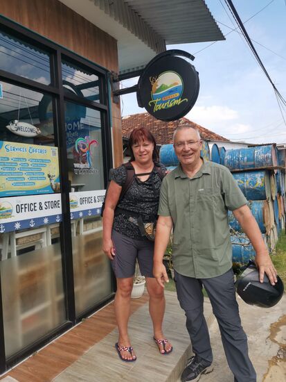 Nach ca 2km erreichen wir das Büro von Yana—sie möchte auch ein „Werbefoto“ mit uns-machen wir doch gern!