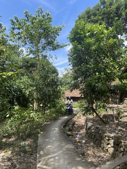 Als wir uns dem Ziel nähern, helfen uns die lieben Leute und zeigen in die Richtung, in die wir müssen…