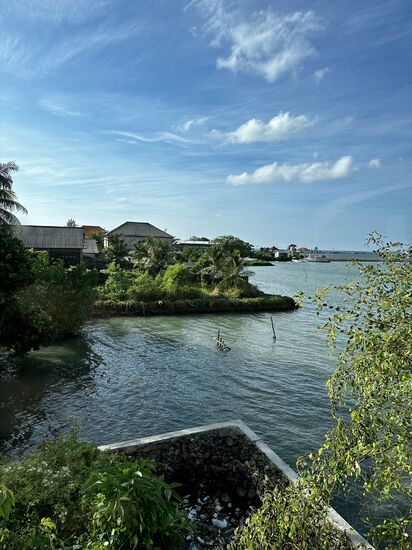 Blick aus dem Fenster: Huch—da ist ja jetzt Wasser! Gestern Abend war das noch nicht da…