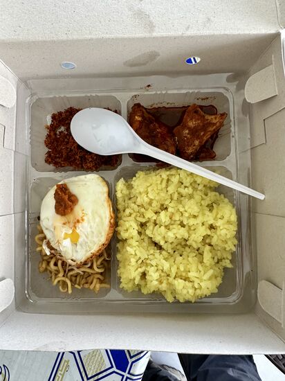 So sieht ein typisches indonesisches Frühstück aus…..oben rechts ist Tofu—den mag ich auch nicht besonders. Aber das kalte Spiegelei mit Mie und Nasi schmeckt!