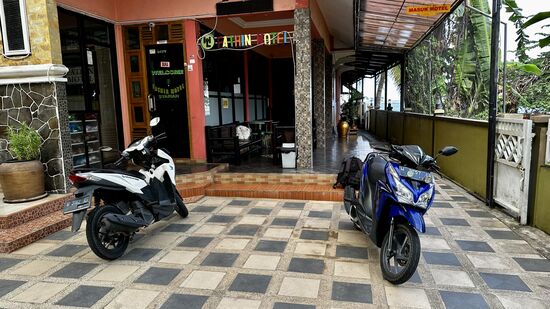 Mr. Haris erklärt Thomas die Funktionen des Scooter—es ist natürlich ein Automatic-