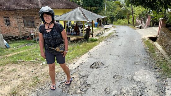 Schaut euch die Straße an—weil ich immer wieder Angst vor einem Sturz habe, gehe ich Teilstrecken zu Fuß