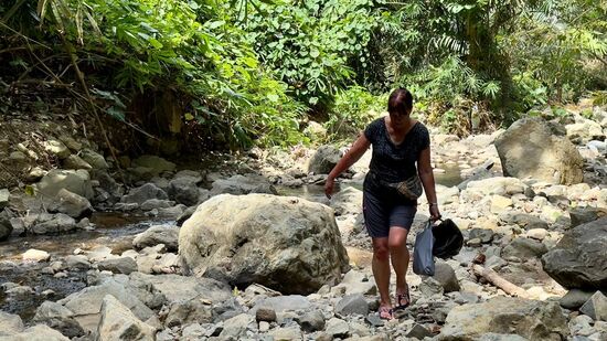 Eine ganze Strecke müssen wir durch ein Flußbett