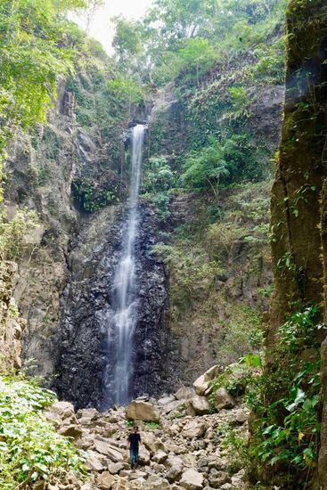 Da ist der Wasserfall!! 
Wir hören Stimmen und wir gehen näher. Von weitem sehen wir dann einen jungen Mann, der uns entgegenkommt.