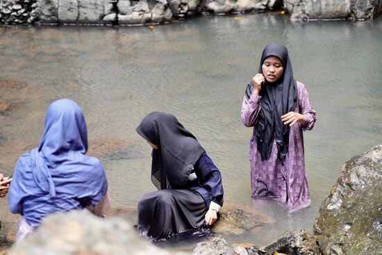 Sie gehen mit der ganzen Montur ins Wasser—
Sie haben ein paar Tüten Chips und Wasser dabei und natürlich die Handys, mit denen sie nun reichlich Fotos von uns machen