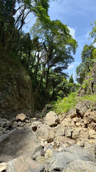 Durch dieses Flußbett geht es gleich wieder zurück. Immer hin und her über Stock und Stein