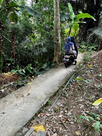 Die sind das Bike-fahren gewöhnt und zischen lachend und winkend davon, während wir uns aufs Bike quälen…
Die Rufe wie: Nice to meet you….Hope see you again…klingen uns noch nach