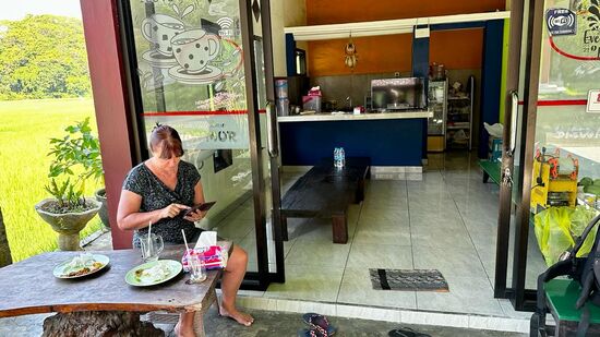 Da sind wir! Wir bestellen uns Eistee und Hähnchen…