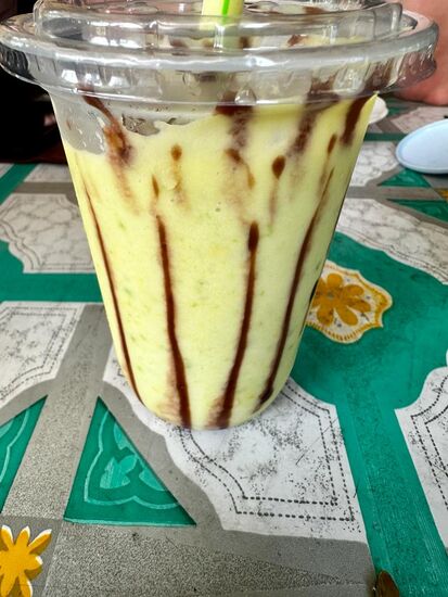 Wir kehren zu diesem köstlichen Getränk ein: Avocado-Saft mit Schokolade.
Die Avocados in Indonesien unterscheiden sich von denen, die wir bei uns zu kaufen bekommen. Sie sind größer und schmecken fruchtiger.
Dieses Getränk wird hier gern getrunken—natürlich eisgekühlt!