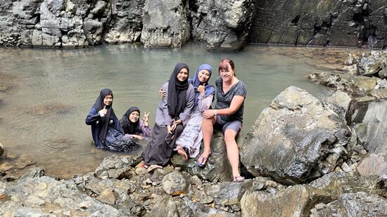 Da! 4 junge Badenixen, die sich riesig über unser Auftauchen freuen…
Ach, wie liebe ich diese liebevollen, herzensguten und fröhlichen Menschen!