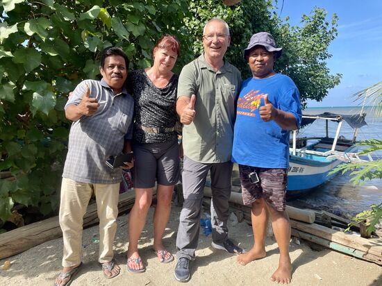 Rechts der Captain und links ist Mr. Haris