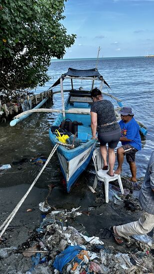 Das Boot steht bereit und für uns Senioren, gibt es „Einstieghilfen“…
