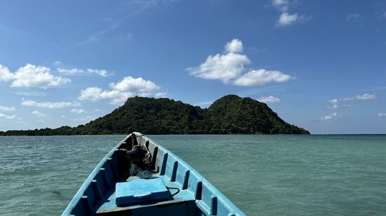 Aber nach einer Stunde merken wir, das irgendendetwas mit dem Boot nicht stimmt…es fuhr von Anfang an schon sehr langsam, aber irgendwann geht garnix mehr…