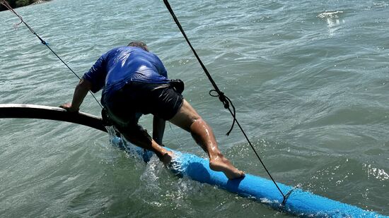 Acing, hüpft ins Wasser und bastelt am Motor rum..