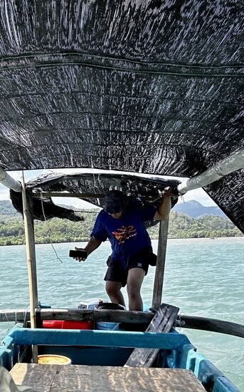 …..da kommen wir dann zum Einsatz -dank unserer indonesischen Simkarte—wir rufen Yana an und sie verspricht ein Ersatzboot zu schicken