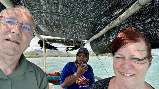 Dann versucht Acing jemanden telefonisch zu erreichen, was aber iwie nicht zu klappen scheint…