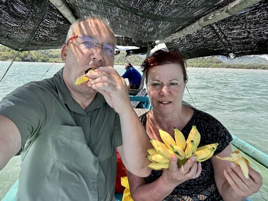 ….dann plündern wir erstmal unsere Vorräte…
Zum Glück haben wir auch ein Sonnendach, sodass wir nicht verbrennen, aber langweilig wird es irgendwann…