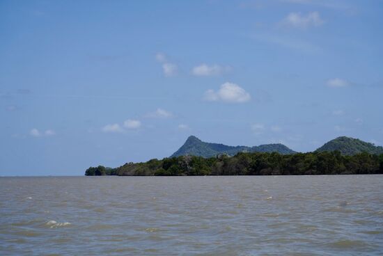 …wir haben nicht wirklich Angst, denn wir sitzen hier auf einer Art Sandbank—d.h. Wenn man aus dem Boot springt, kann man stehen und die Insel ist auch nicht weit entfernt…