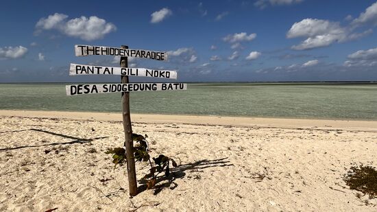 Wir steuern zuerst die kleine einsame Insel „Gili Noko“ an—sie ist ein Ausflugsziel für die Indonesier—es sind viele Picknickplätze zu sehen.