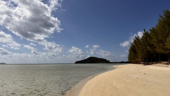 Unendlich langer Strand. Doch in einer halben Stunde hat man die Insel umrundet.