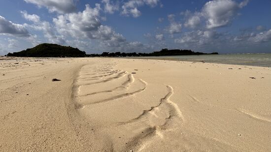 Dort hinten ist die Insel „Gili“ - sie scheint bewohnt zu sein