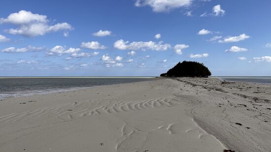 Am Nachmittag spazieren wir über die Sandbank zur Insel „Gili“—