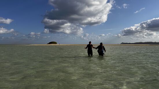 Teilweise ist das Wasser noch sehr hoch—es empfehlen sich Wasserschuhe—meine Flipflops verliere ich dauernd im Wasser—aber ohne geht es nicht, wegen der vielen Seeigel