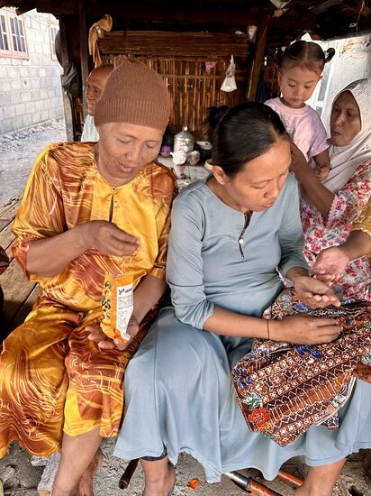 Hier verteile ich meine bunten Treets, die ich noch in der Tasche habe…