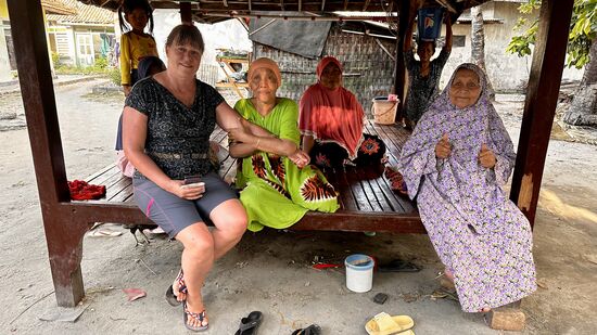 Wir gehen weiter zur nächsten Familie—die ältere Dame nimmt meinen Arm und will ihn nicht mehr loslassen…